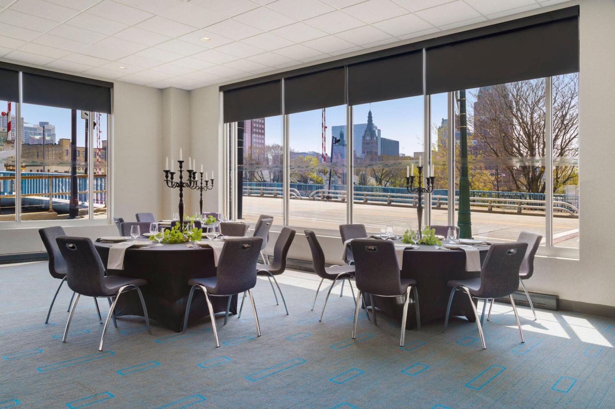 Aloft Hotel Milwaukee Downtown Экстерьер фото