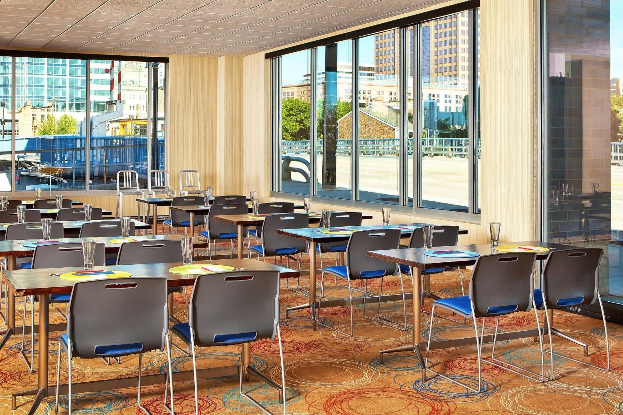 Aloft Hotel Milwaukee Downtown Экстерьер фото