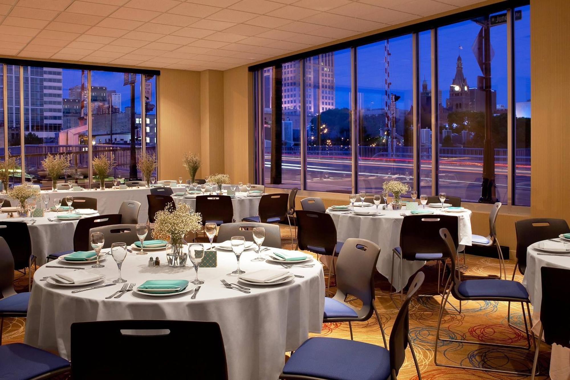 Aloft Hotel Milwaukee Downtown Экстерьер фото