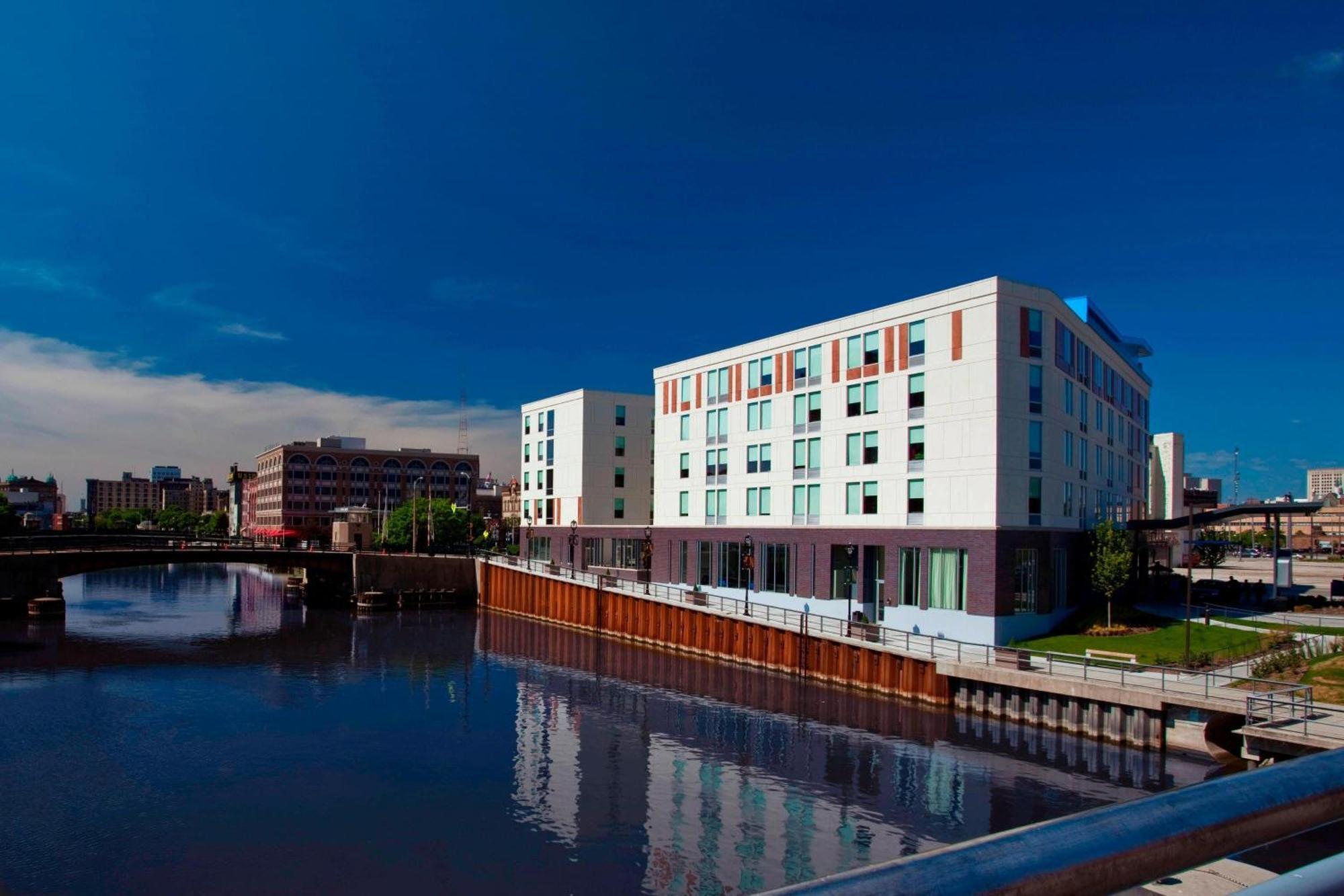 Aloft Hotel Milwaukee Downtown Экстерьер фото